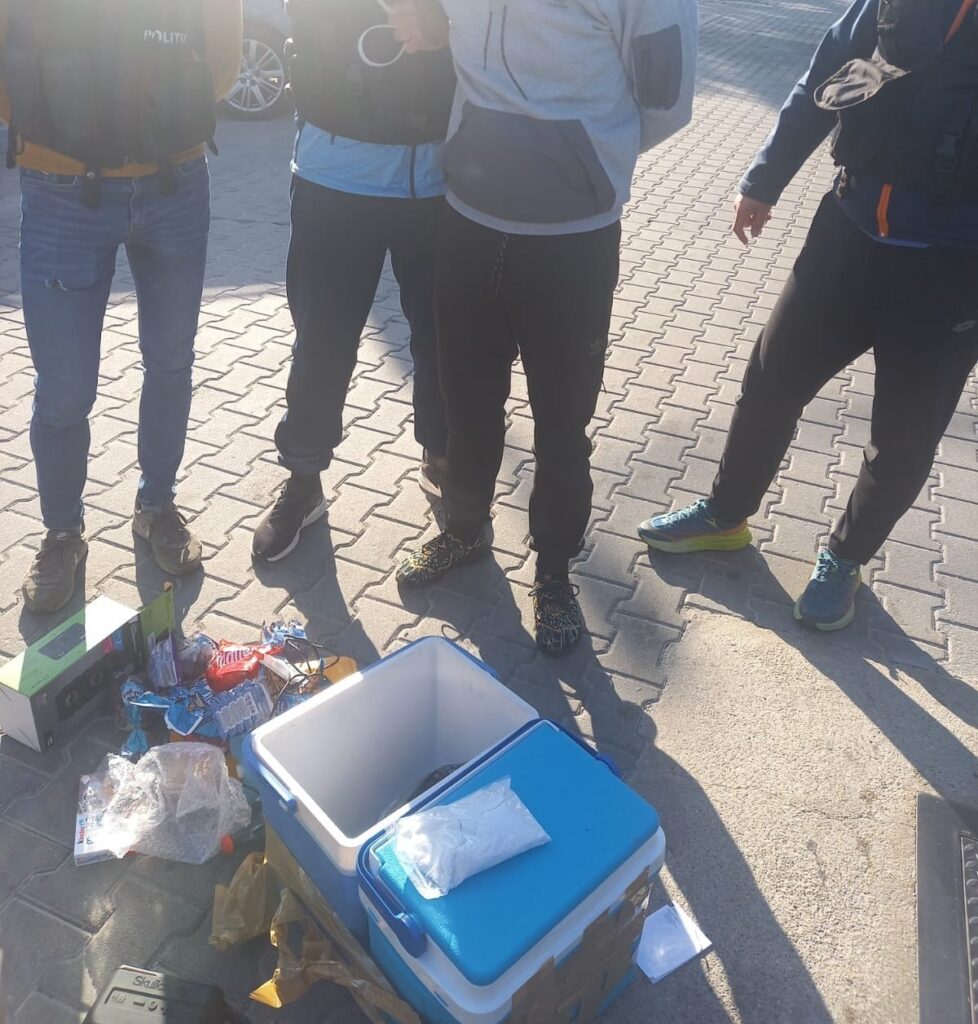 Prins cu droguri ascunse într-o boxă audio, arestat preventiv