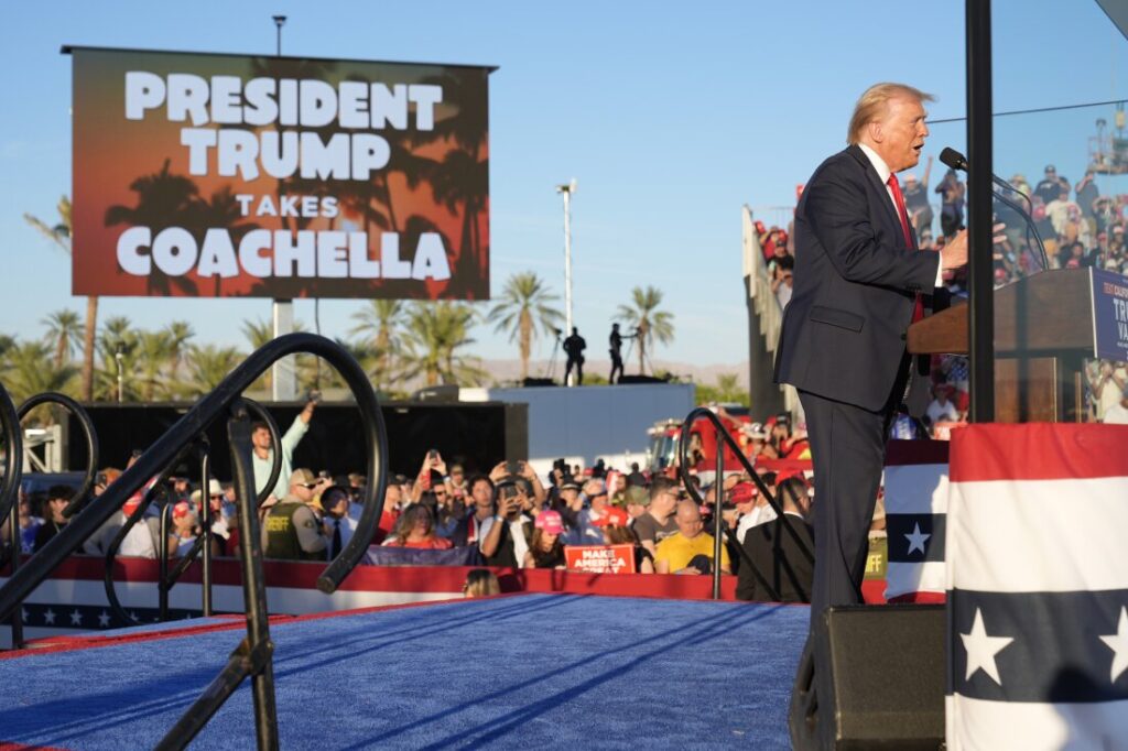 Bărbatul arestat lângă mitingul lui Trump avea două arme și pașapoarte false