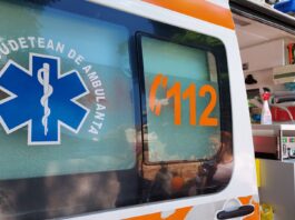 O fată de 12 a murit după ce un tractor condus de un adolescent s-a răsturnat în șanț
