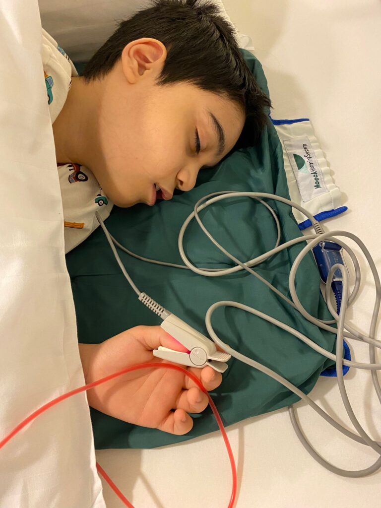 15.000 de euro – intervenția care poate schimba destinul unui copil cu autism și crize epileptice