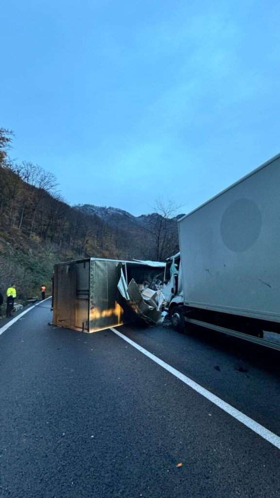 Accident pe Valea Oltului. Un șofer a ajuns la spital
