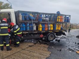 Camion care transporta o sută de butelii încărcate cu GPL, implicat într-un accident