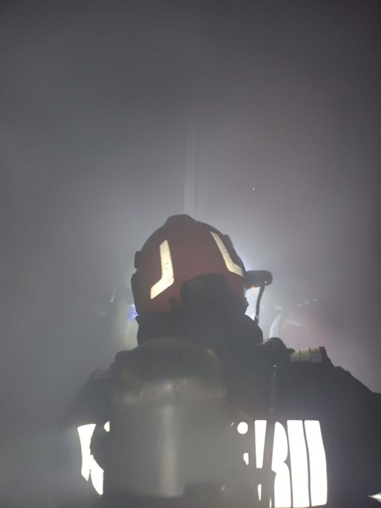 Incendiu într-un bloc din Vulcan. Un bărbat a fost salvat de pompieri