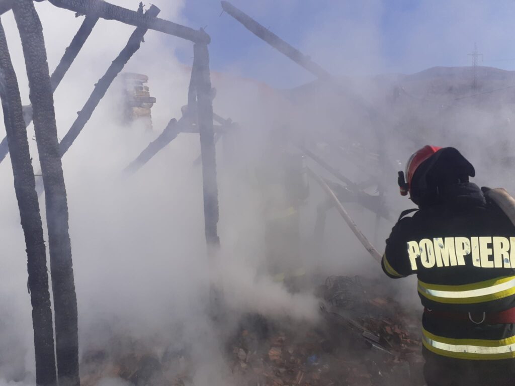(VIDEO) Vâlcea: Incendiu la o locuință din localitatea Bujoreni