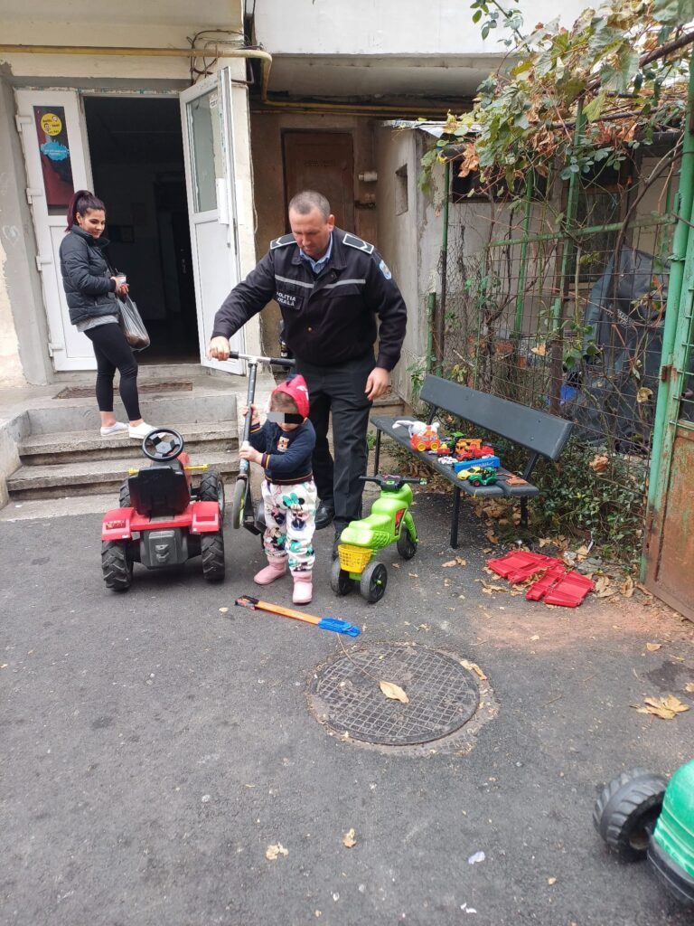 Târgu Jiu: O fetiță de 3 ani plecată de acasă, recuperată de pe stradă de polițiștii locali