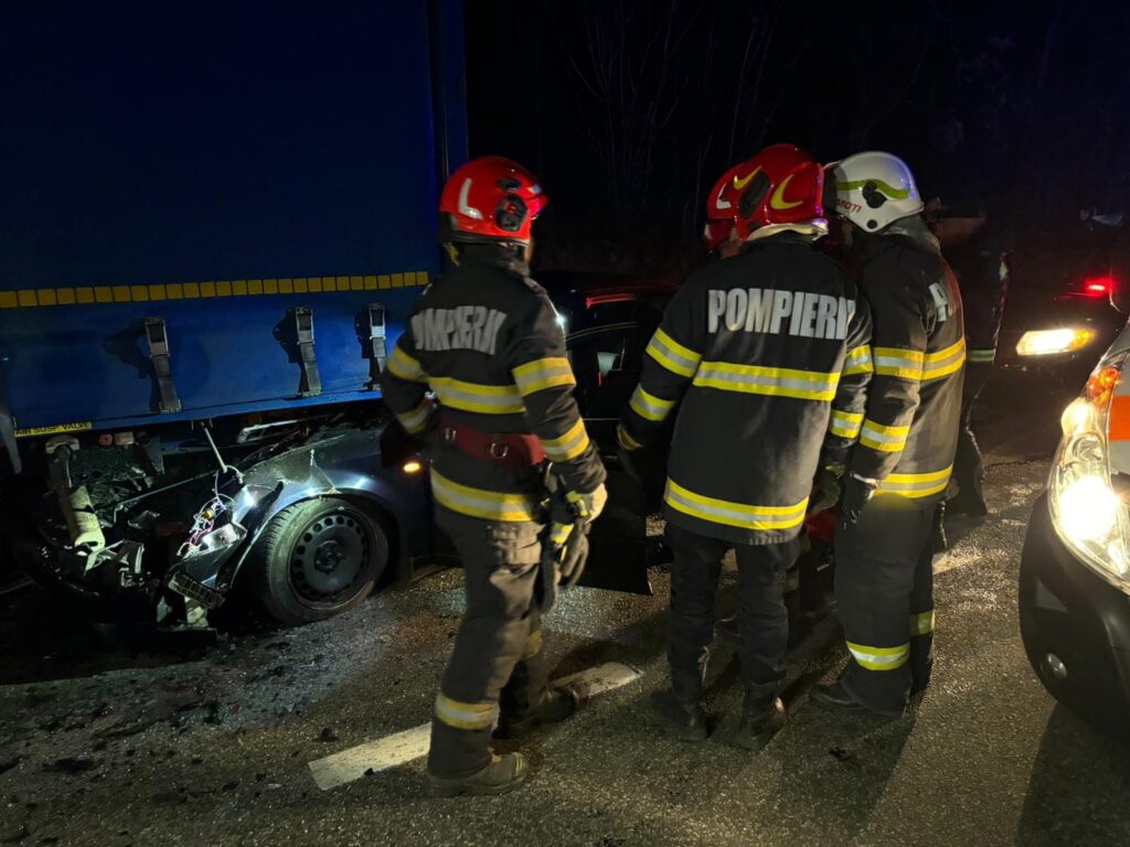 A intrat cu mașina sub un TIR, la ieșirea din Severin