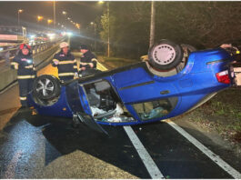 Un şofer de 84 de ani a intrat cu maşina într-un cap de pod şi s-a răsturnat