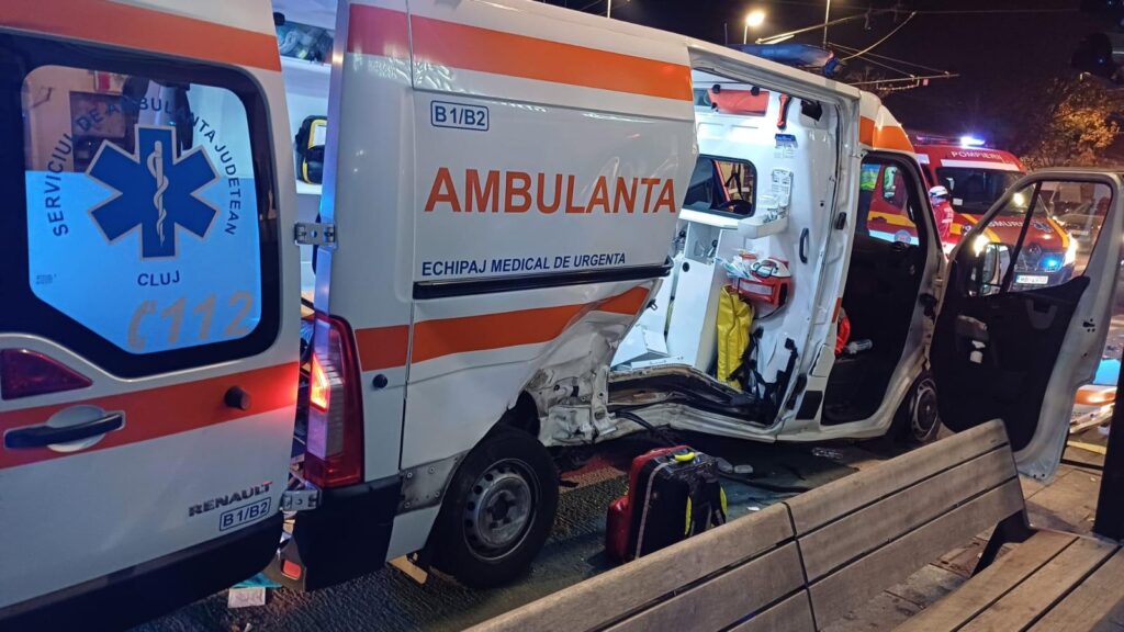 Doi răniţi într-un accident în care au fost implicate o ambulanţă, un autobuz şi un autoturism