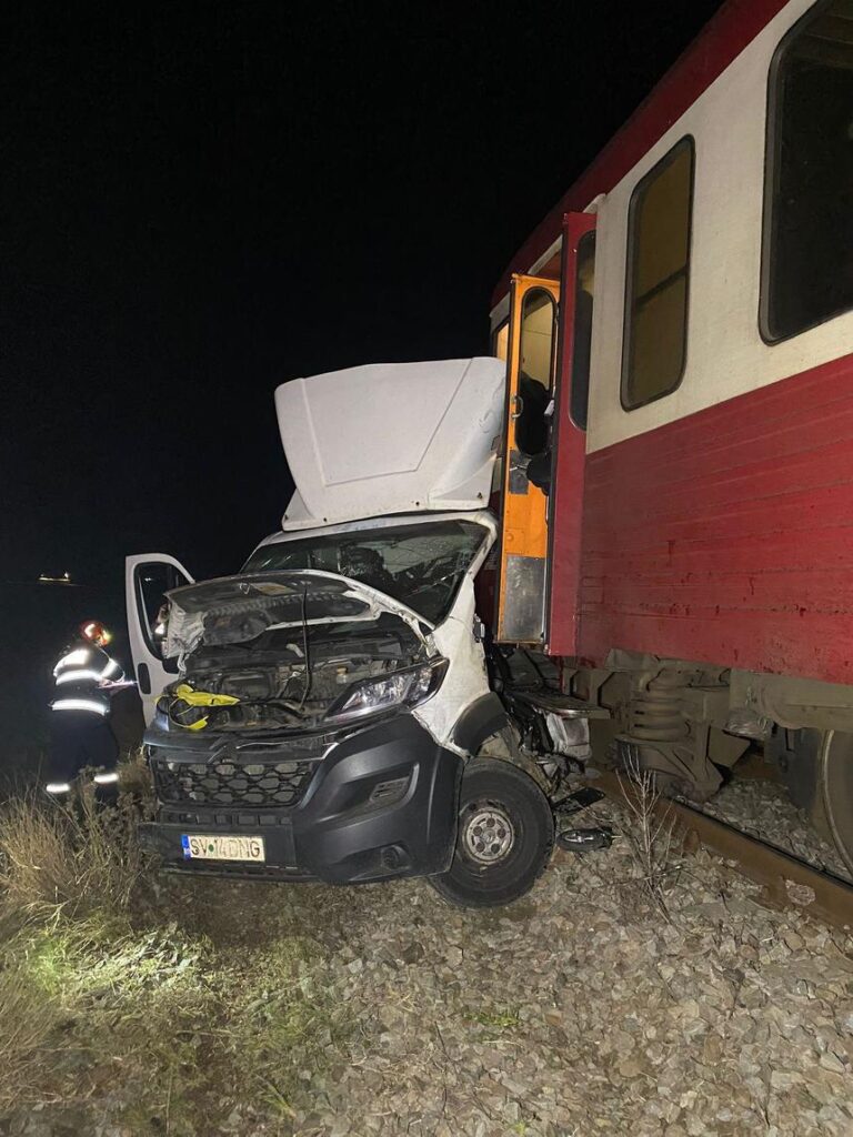 Un șofer și-a pierdut viața după ce dubița pe care o conducea a fost lovită de tren