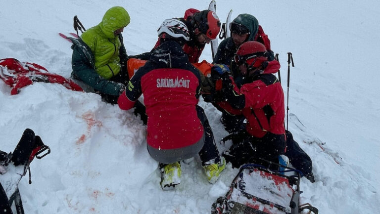 Femeie îngropată în zăpadă de o avalanșă, la Bâlea Lac, salvată de angajații unui hotel. Un bărbat a fost îngropat parțial