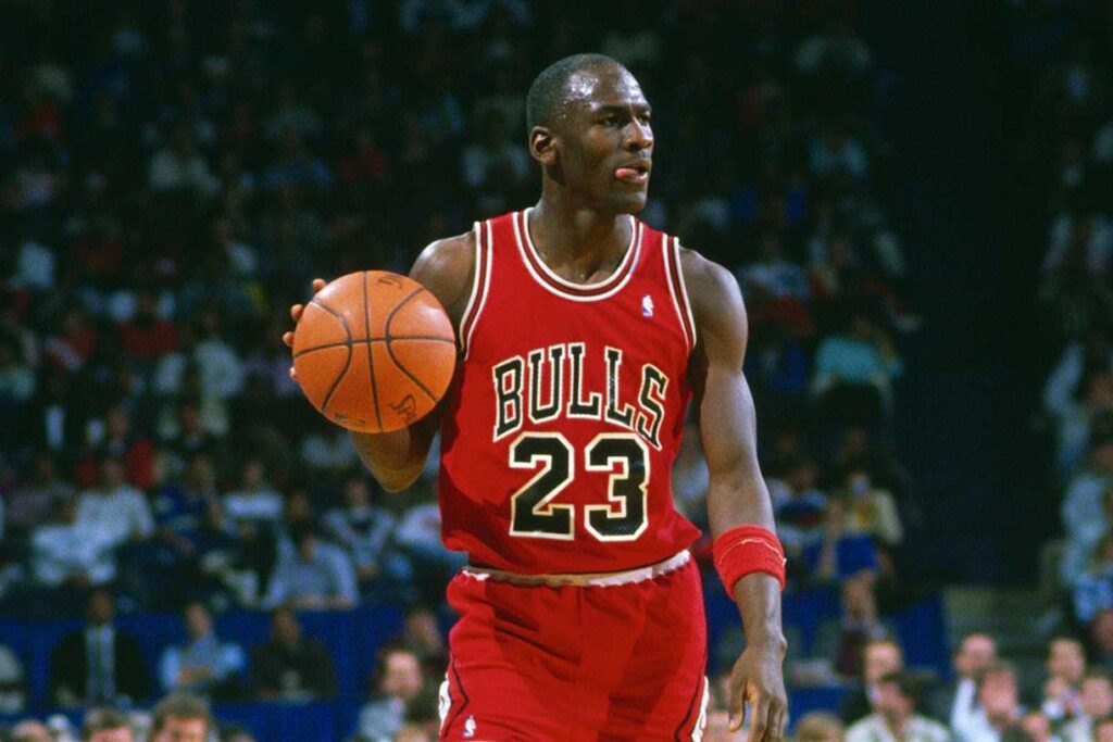 Un maiou purtat de Michael Jordan, vândut pe o sumă incredibilă la o licitaţie