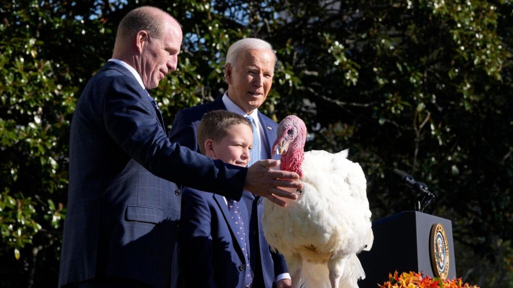 (VIDEO) Joe Biden i-a graţiat pe Peach şi Blossom