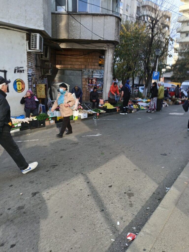 Gâlceava locatarilor de la bloc cu bătrânele care vând pătrunjel