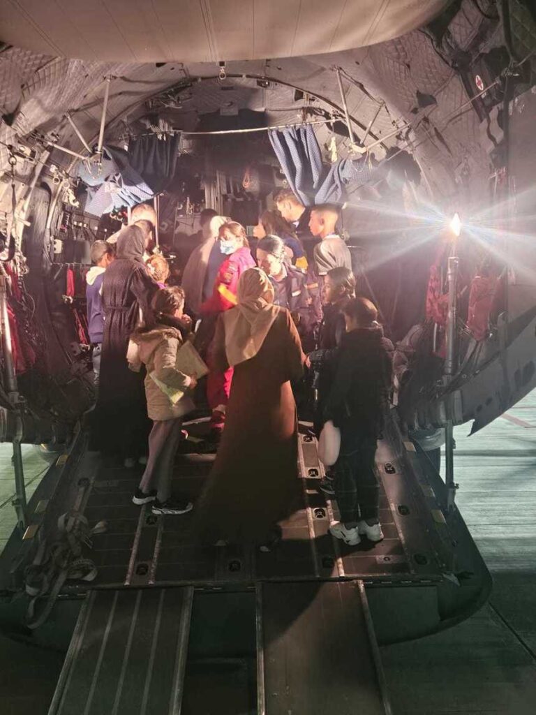 Şase copii palestinieni cu probleme medicale, împreună cu 15 rude, au fost evacuați din Fâșia Gaza în România