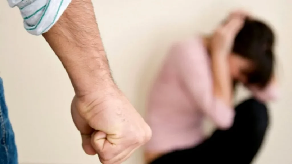 Gorj: O femeie a ajuns la spital după ce a fost lovită cu pumnii de către soț