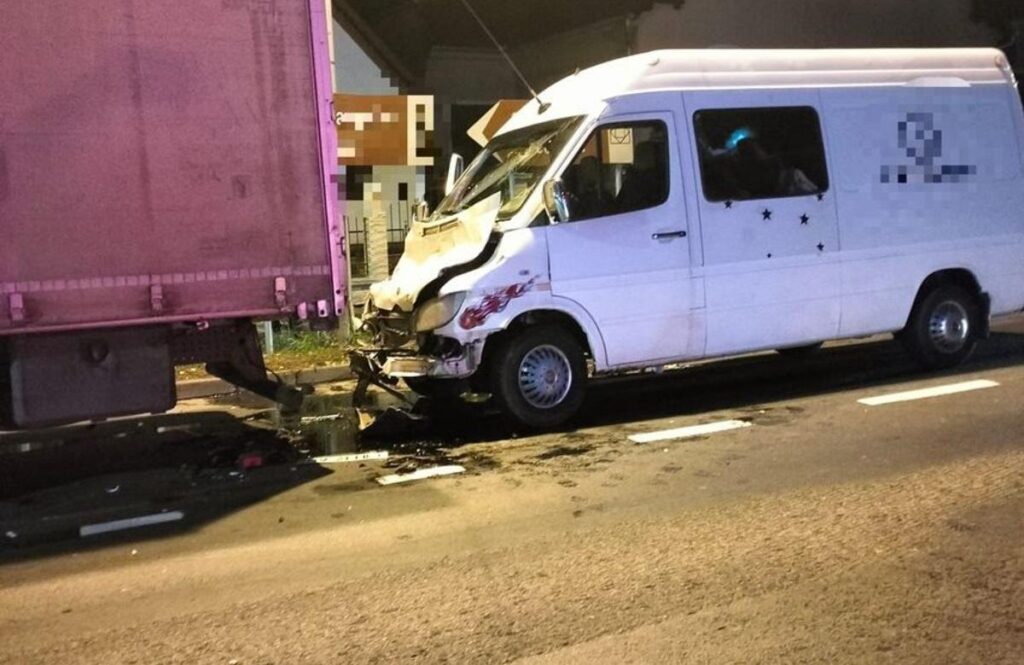 Accident cu șase victime în Mureș. Un microbuz a intrat într-un tir