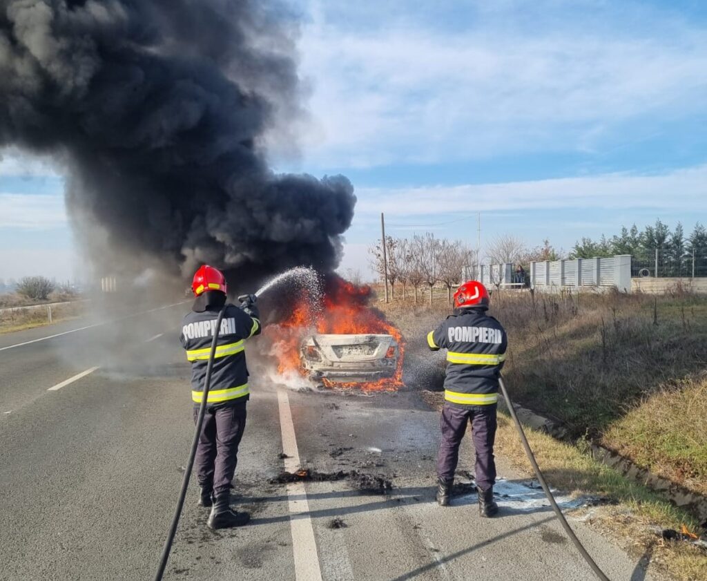 Autoturism mistuit de flăcări pe Centura de Nord a Craiovei