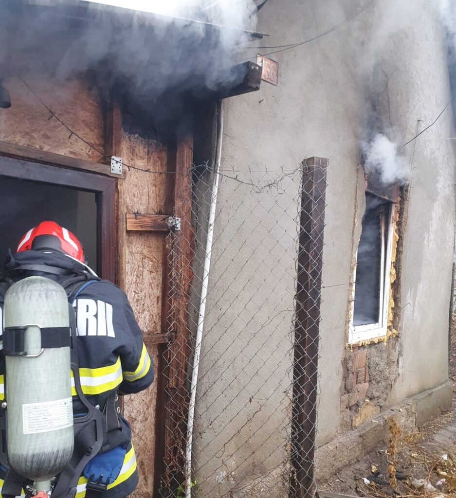 Bărbat găsit mort într-o casă cuprinsă de flăcări