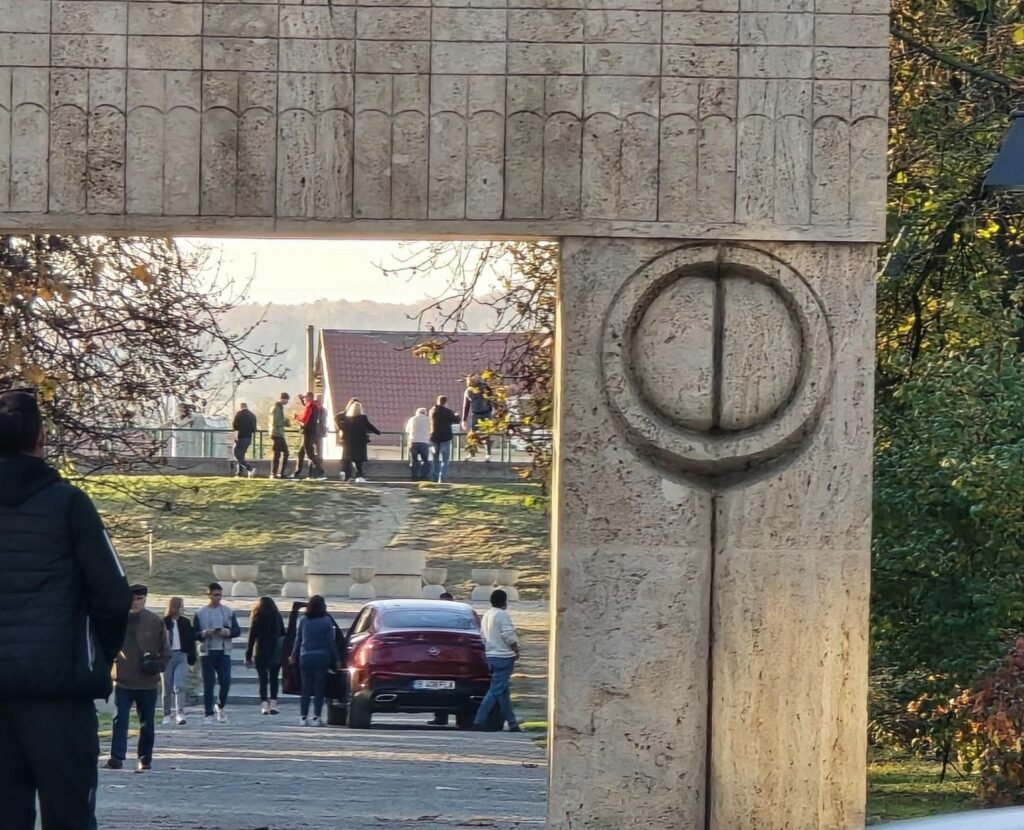 Gorj: O şoferiţă a intrat cu Mercedesul pe Aleea Scaunelor, până aproape de Masa Tăcerii