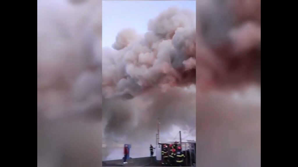 (VIDEO) Incendiu la un depozit din incinta Portului Murfatlar