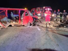 Un microbuz şi un autoturism, implicate într-un accident. Şapte persoane, rănite