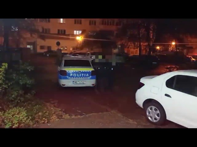 (VIDEO) Bărbat prins în timp ce fura produse dintr-un magazin, reținut pentru tâlhărie