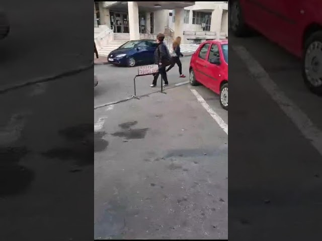Târgu Jiu: Un medic implicat în cazul copilului mort de peritonită, filmat când trata pacienți într-o parcare contra cost