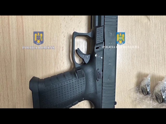 (VIDEO) Cetăţean turc, prins la Calafat cu zece pistoale în cabina TIR-ului de către poliţiştii de frontieră 