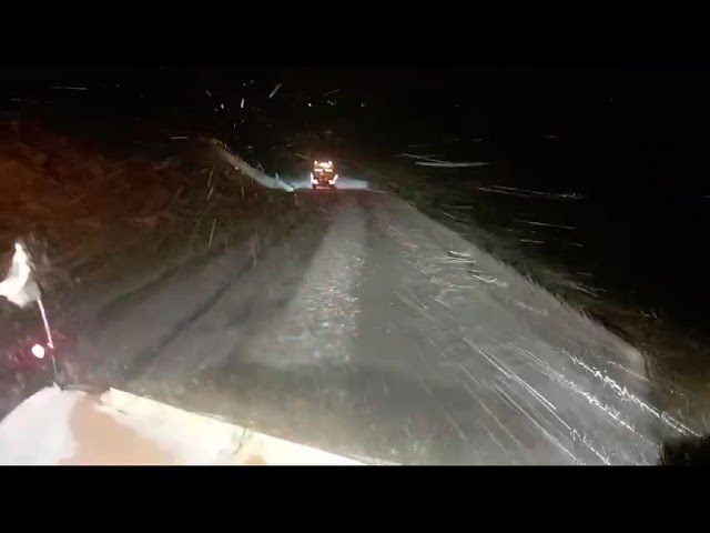 (VIDEO) Utilaje de deszăpezire intervin pe două drumuri naționale din județul Gorj
