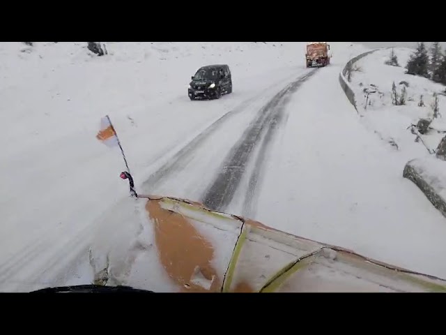(VIDEO) Şase utilaje de deszăpezire intervin pe DN 67C, între Novaci și Rânca
