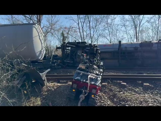 (VIDEO) A început transvazarea benzinei din vagoanele deraiate la Prunișor