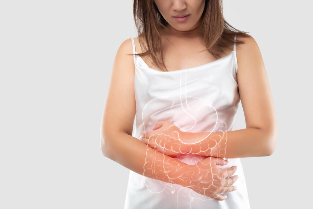 Diagnosticarea bolii Crohn, Dr. Monalisa Filip, Regina Maria: „Cel mai frecvent, tabloul clinic la debutul bolii este caracterizat prin durere abdominală, diaree cronică și scădere ponderală apărute la un pacient tânăr”
