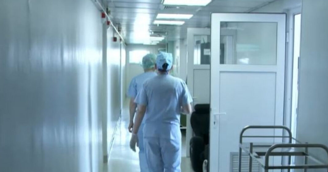 Guvernul vrea să ofere bonusuri anuale medicilor și asistentelor care fac perfomanţă