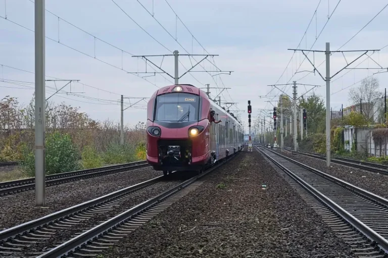 Primul tren cumpărat de România în ultimii 20 de ani a intrat în teste