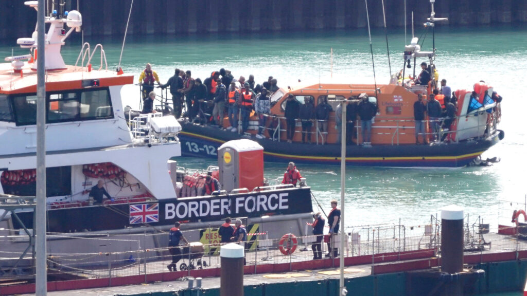 120 de migranţi salvaţi când încercau să traversare Canalul Mânecii