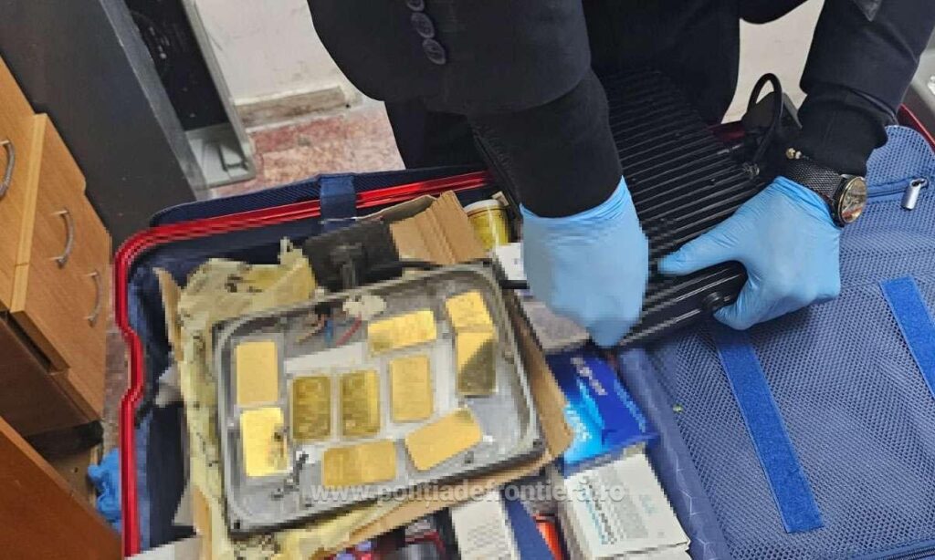 (VIDEO) Zeci de lingouri din aur nedeclarate, descoperite în bagajele unui bărbat la Aeroportul Timișoara