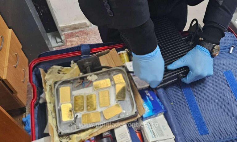Zeci de lingouri din aur nedeclarate, descoperite în bagajele unui bărbat la Aeroportul Timișoara
