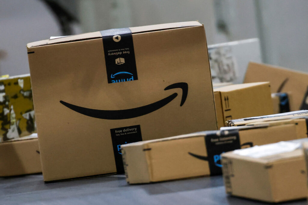 Lucrătorii Amazon vor face grevă în mai multe depozite din SUA în timpul sezonului aglomerat al sărbătorilor