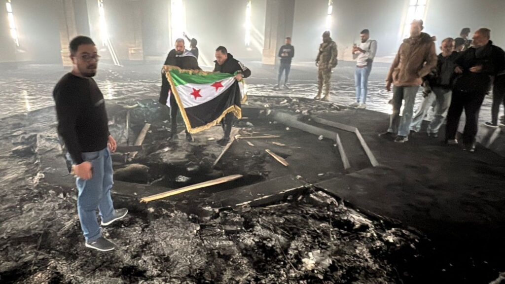 (VIDEO) Rebelii sirieni au ars mormântul tatălui lui Bashar al-Assad