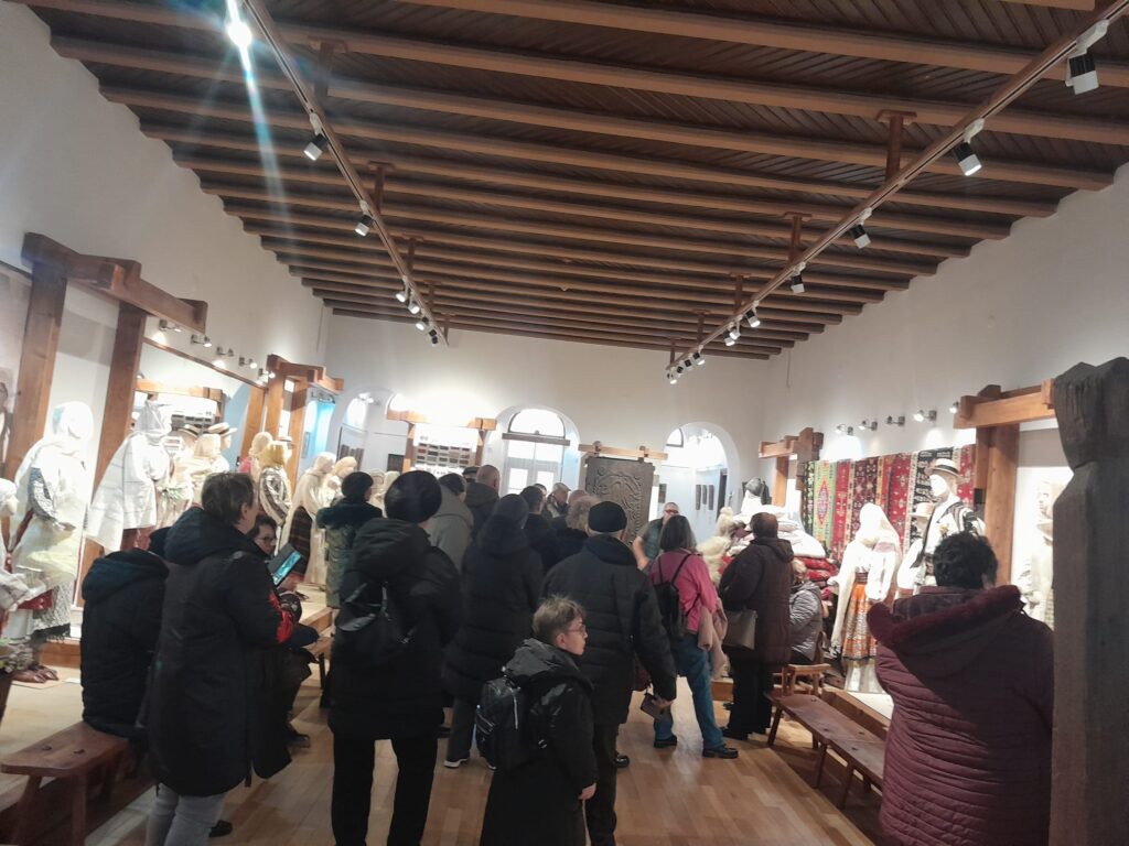 (FOTO) Turiștii din Craiova au luat cu asalt muzeele. La Mercur, oamenii au stat la coadă pentru a ieși din magazin