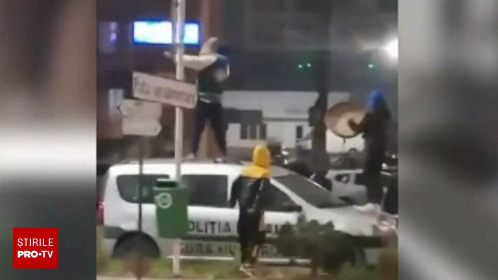(VIDEO) Cinci adolescenți din Suceava au vandalizat mașina Poliției Locale din Gura Humorului