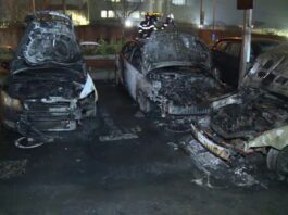 Mașinile au fost complet distruse