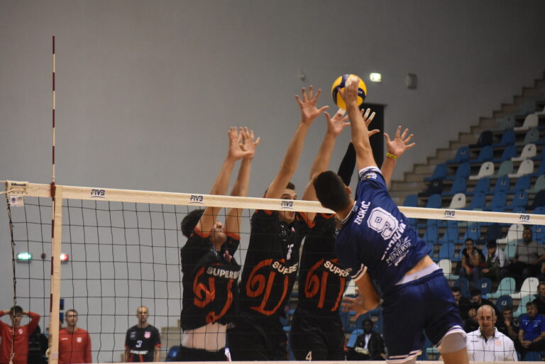 Volei (m) / Am cedat în Capitală! SCMU Craiova a pierdut în fieful lui Dinamo