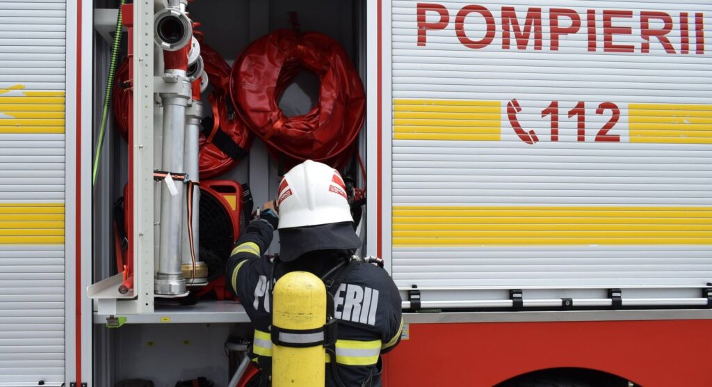 Incendiu în Berbești. O persoană cu arsuri, transportată la spital