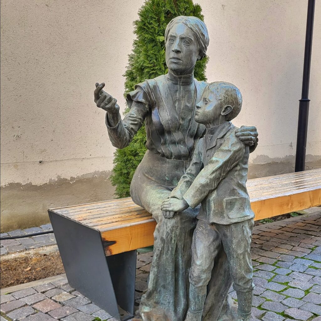 Craiova valorifică o statuie uitată, cu ajutorul comunității. Cum au readus-o la viață pe Sofia Caneciu câțiva craioveni pasionați de istoria urbei 