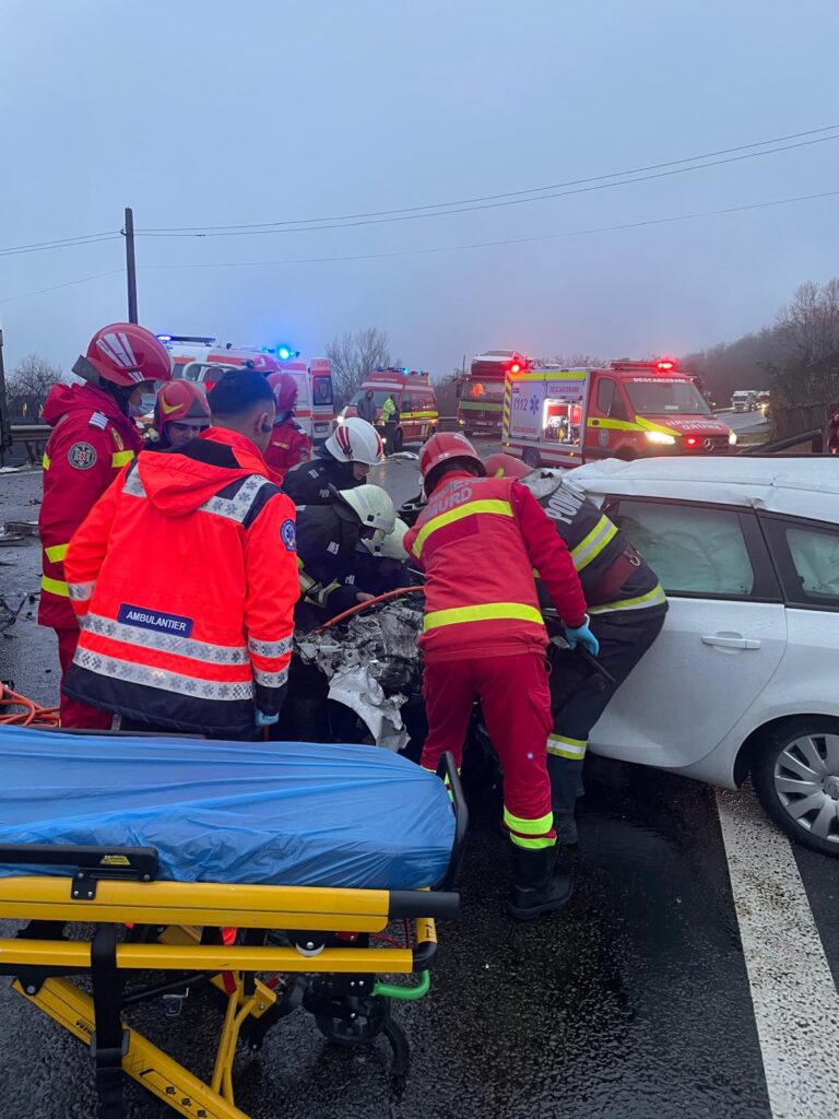 Vâlcea: Coliziune între un autoturism și un tractor cu semiremorcă. O persoană, grav rănită