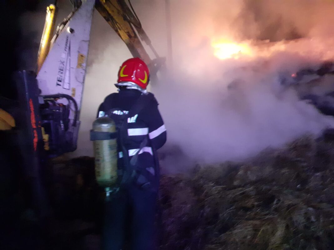 Vâlcea: Depozit de furaje, cuprins de flăcări