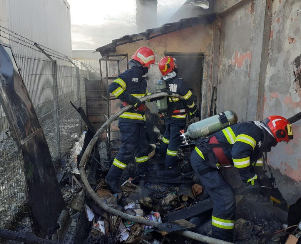 (VIDEO) Vâlcea: Casă și fabrică salvate de pompieri, în localitatea Dăești