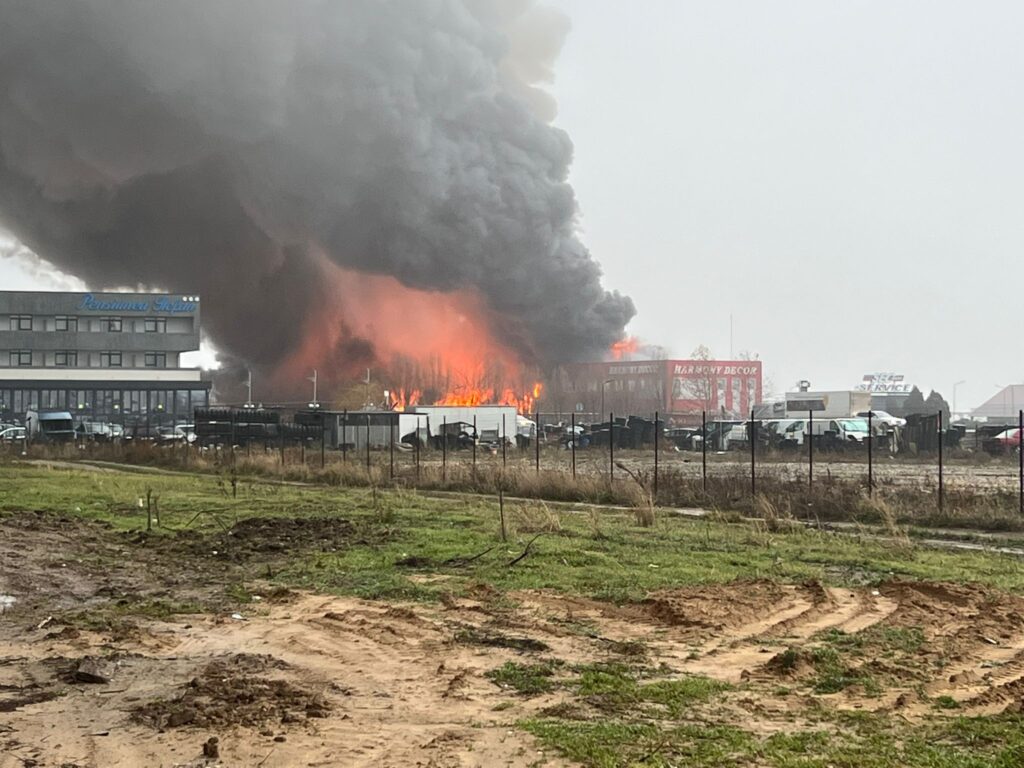 (VIDEO) Craiova: Incendiu puternic la un depozit de materiale de construcții