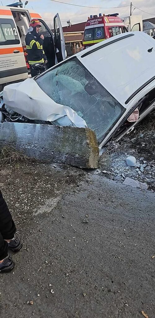 Gorj: Trei persoane rănite într-un grav accident rutier la Cocoreni